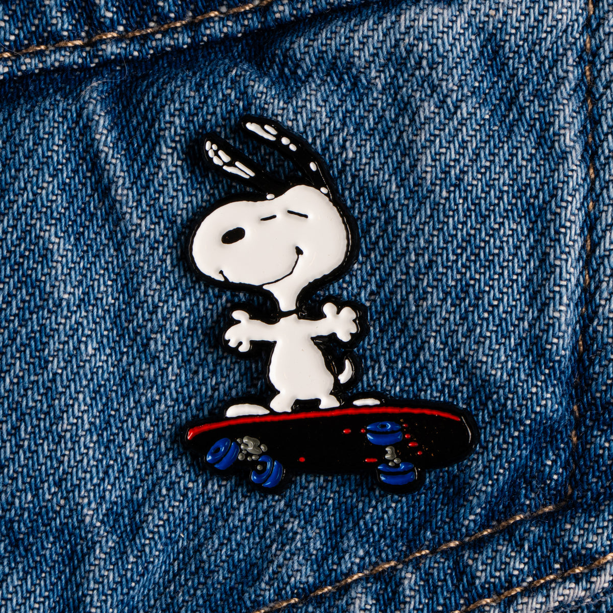 Peanuts Lifestyle Enamel Pin - Skateboard